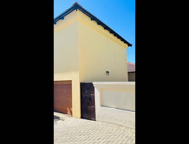 3 BEDROOM FREEHOLD FOR SALE IN THERESAPARK